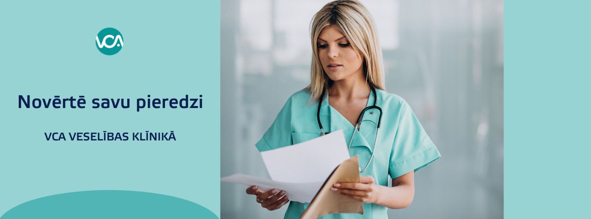 Medicīnas darbinieks sieviete skatas uz lapa,