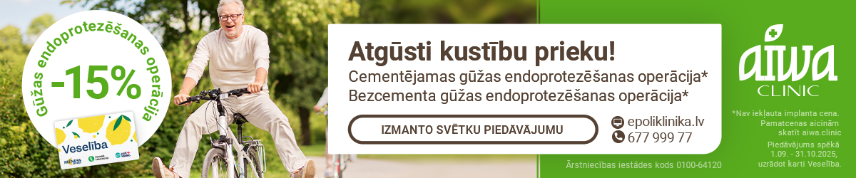 Laimgīgs sirmais vīrietis uz riteņa aiz viņa zaļiem koki