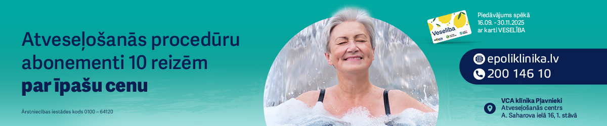 Atveseļošanas procedūra un smaidīga sieviete pie kaskada