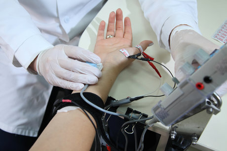 ELEKTROMIOGRĀFIJA VCA POLIKLĪNIKĀ "AURA"